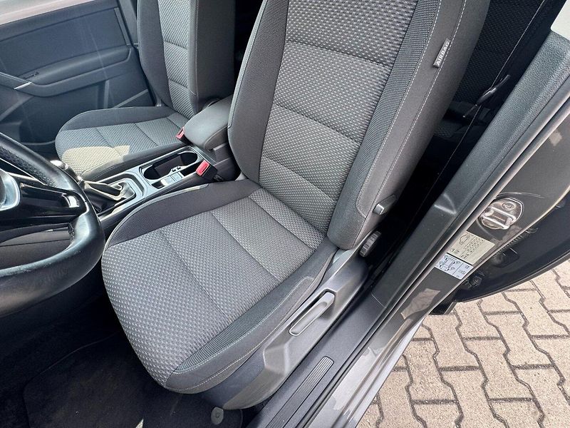 Volkswagen Touran (2016) 7X 2,0 TDI 110 KW 2 MAJ TAŽNÉ - fotka 21 z 50