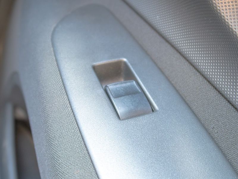 Toyota Auris (2007) ČR 1.4D 66KW – 2x KOLA - fotka 23 z 41