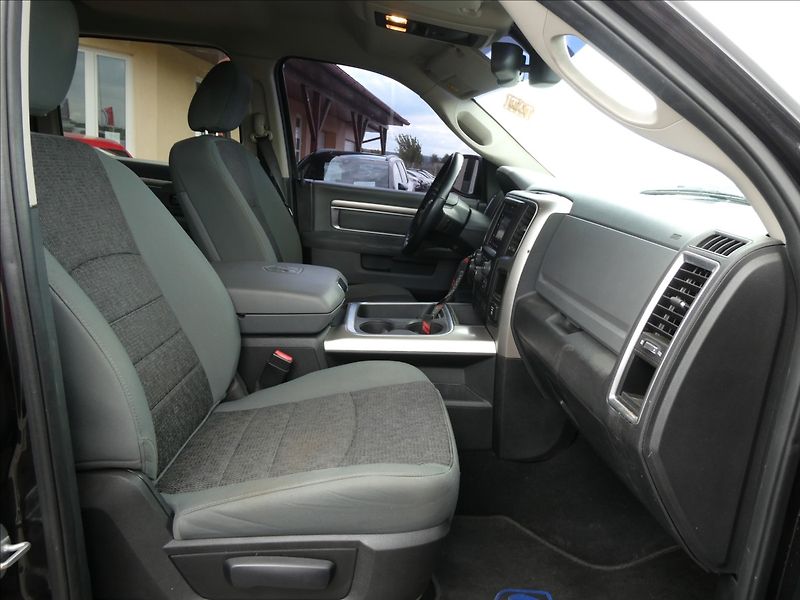 RAM 1500 5,7 HEMI Bighorn 295kW AT8 - fotka 18 z 35