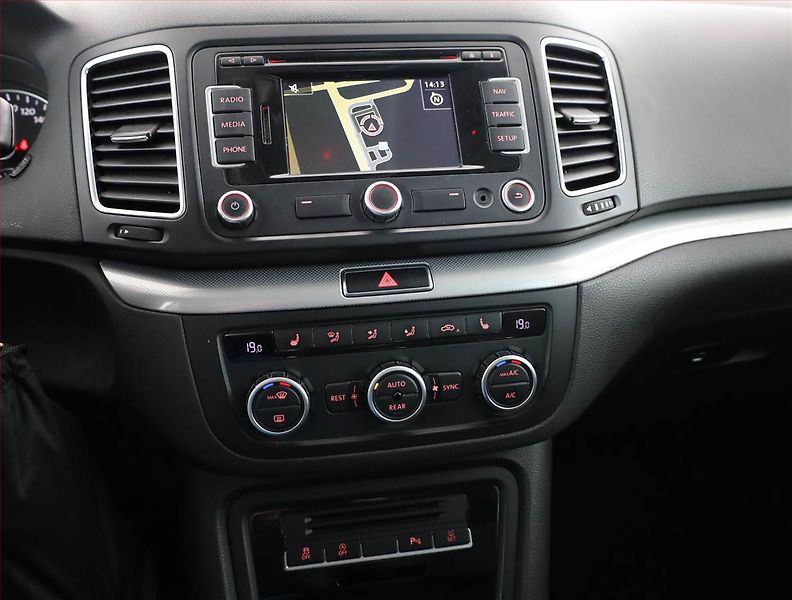 Volkswagen Sharan (2014) 2.0 TDI, 7 míst, Navi - fotka 10 z 21
