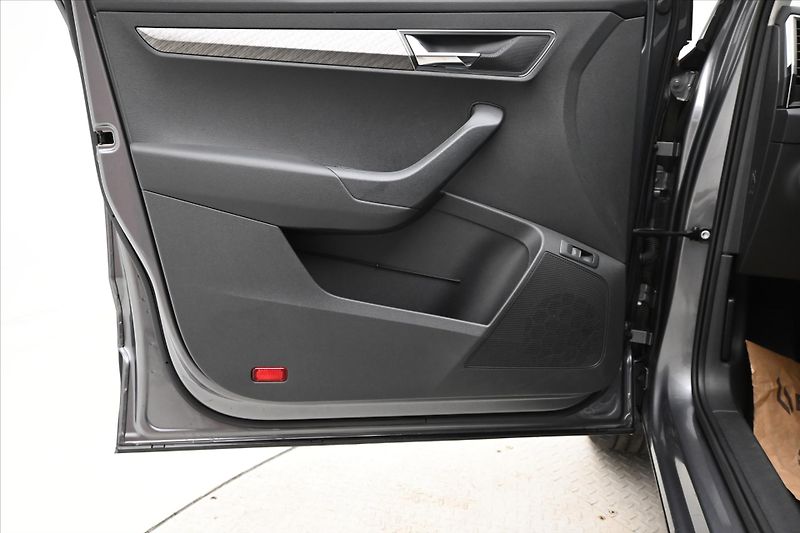 Škoda Karoq 2,0 TDI 110kW DSG 4x4 STYLE Zá - fotka 24 z 32