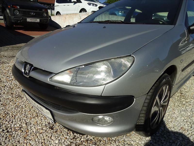 Peugeot 206 1,1 i - fotka 12 z 37