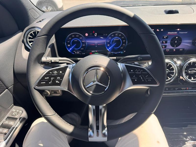 Mercedes-Benz EQA (2026) 250+ - fotka 13 z 21