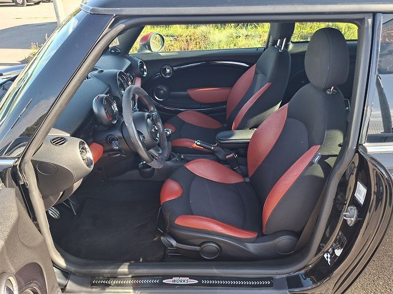 Mini Cooper JOHN WORKS 1,6i 155kW M6 - fotka 12 z 23