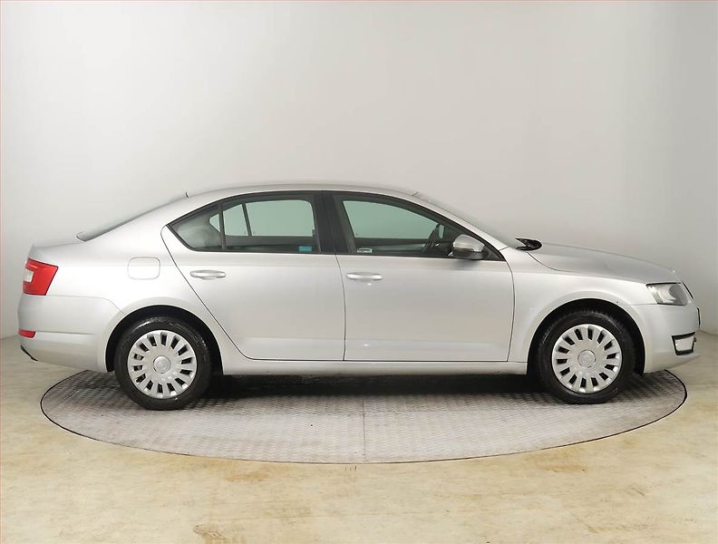 Škoda Octavia (2014) 1.6 TDI, Tempomat - fotka 6 z 21