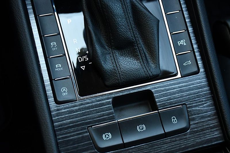 Škoda Superb 2.0TDi 147kW STYLE  NTOP TAŽNÉ - fotka 28 z 45