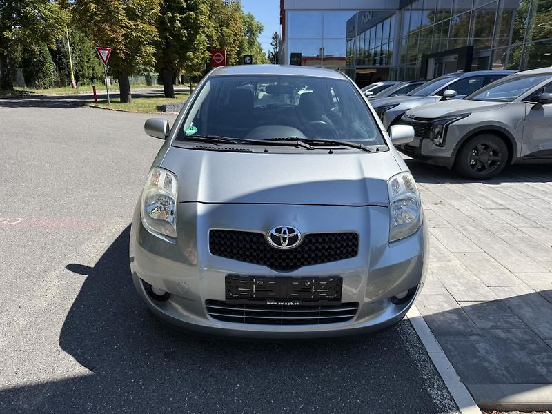 Toyota Yaris 1.3i - fotka 2 z 9
