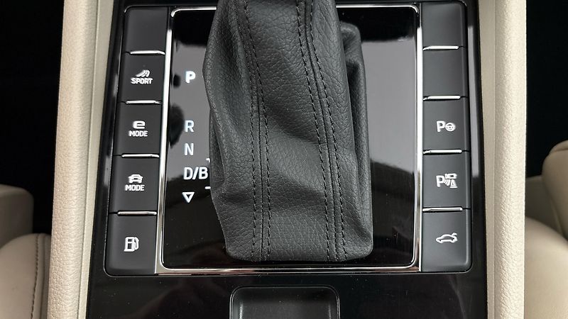 Škoda Superb 1.4 TSI iV DSG L&K Combi - fotka 27 z 37