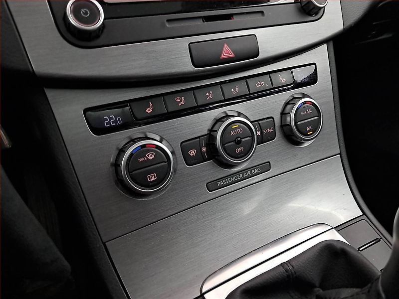 Volkswagen Passat (2014) 2.0 TDI, Navi, Xenony - fotka 15 z 23