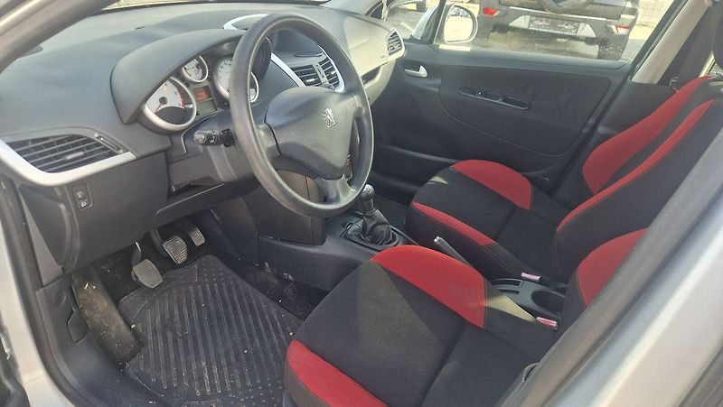 Peugeot 207 1,6 HDI - fotka 7 z 10