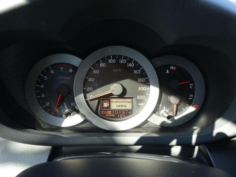 Toyota RAV4 (2006) 2.0i 112kW REZERVOVANO - fotka 14 z 28