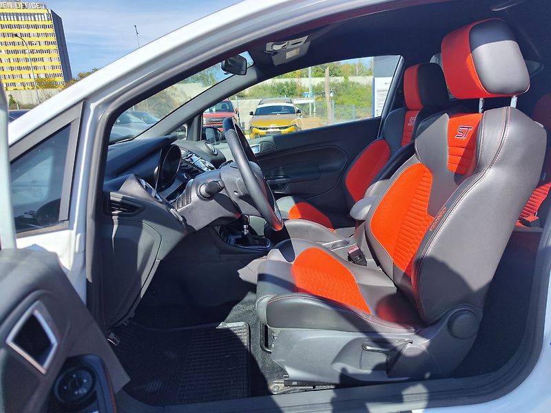Ford Fiesta 1.6/134kW ST ČR 1.Majitel - fotka 12 z 27