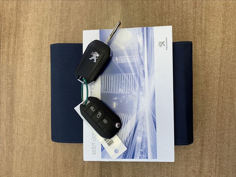Peugeot 3008 1,2 PT ALLURE ČR,SERVISKA - fotka 16 z 16