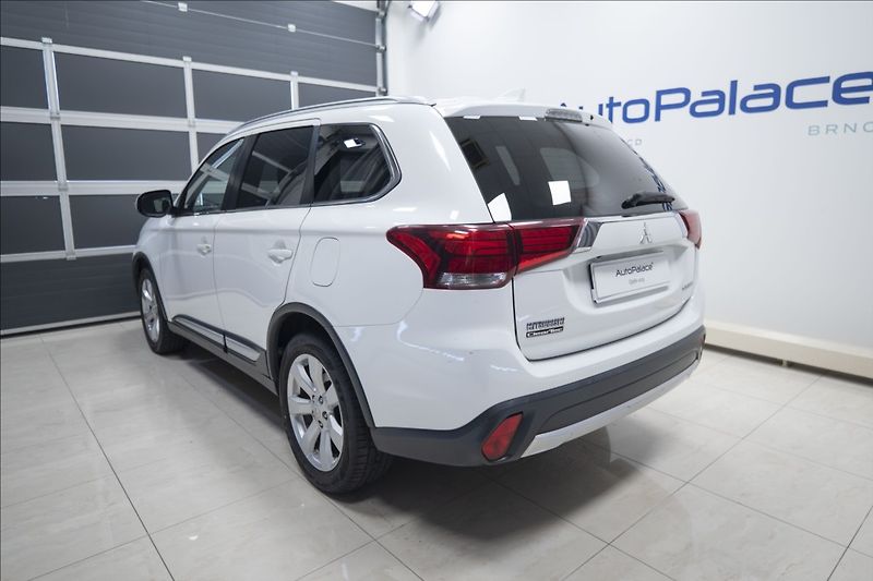 Mitsubishi Outlander 2,0 MIVEC AWD AT INTENSE ČR - fotka 6 z 33