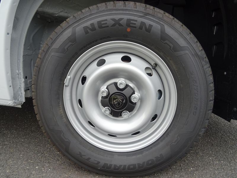 Peugeot Boxer (2026) Furgon 3500 L3H2 BHDi 140 MAN6 - fotka 29 z 34