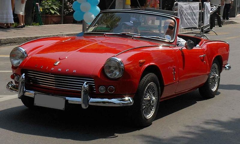 Britský roadster Triumph Spitfire dostal jméno podle legendární stíhačky Supermarine Spitfire z období II. světové války.