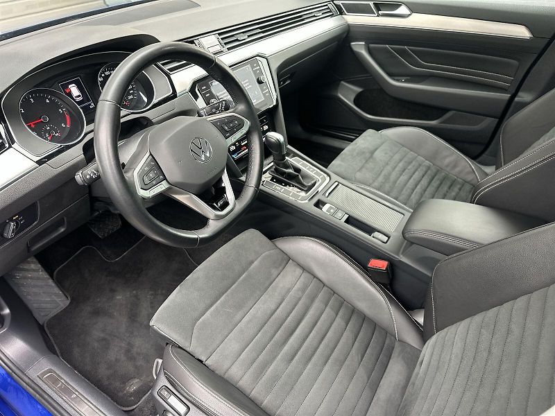 Volkswagen Passat Variant (2023) 2.0 TDI 4Motion DSG R-Line - fotka 8 z 35