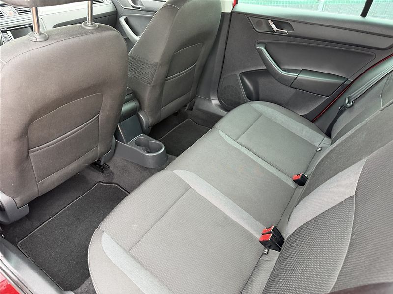 Škoda Rapid 1.6 TDI Spaceback Ambition - fotka 16 z 21