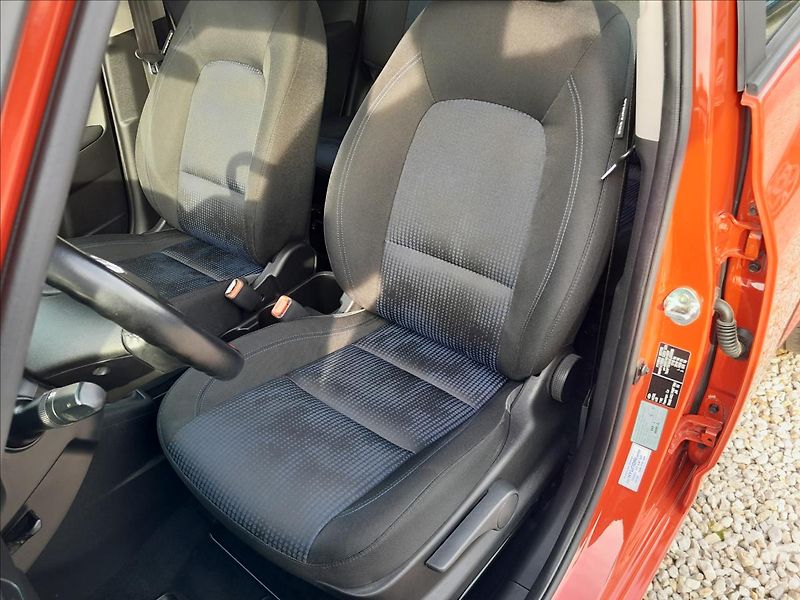 Hyundai ix20 1,6i 91 kW - fotka 17 z 49