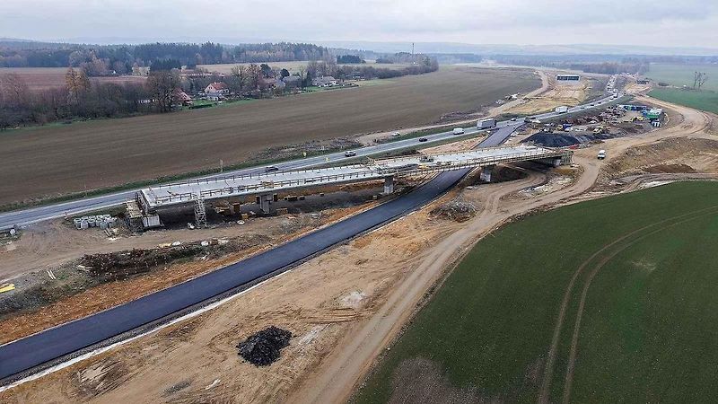 Stavbaři budují u Gajeru dočasnou cestu. Umožní pokračování výstavby D35