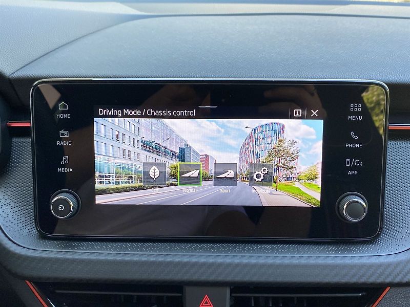 Škoda Kamiq (2025) 1.0 TSI DSG Monte Carlo - fotka 17 z 37