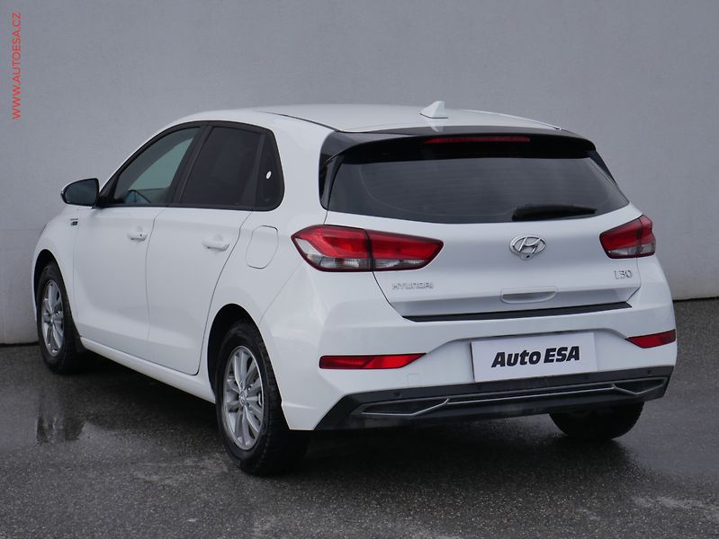 Hyundai i30 (2020) 1.5 DPi, ČR, Comfort, kamera - fotka 6 z 21