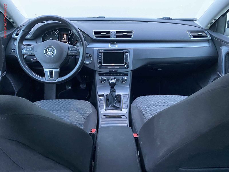 Volkswagen Passat (2012) 2.0 TDi, Comfortline, navi - fotka 8 z 20