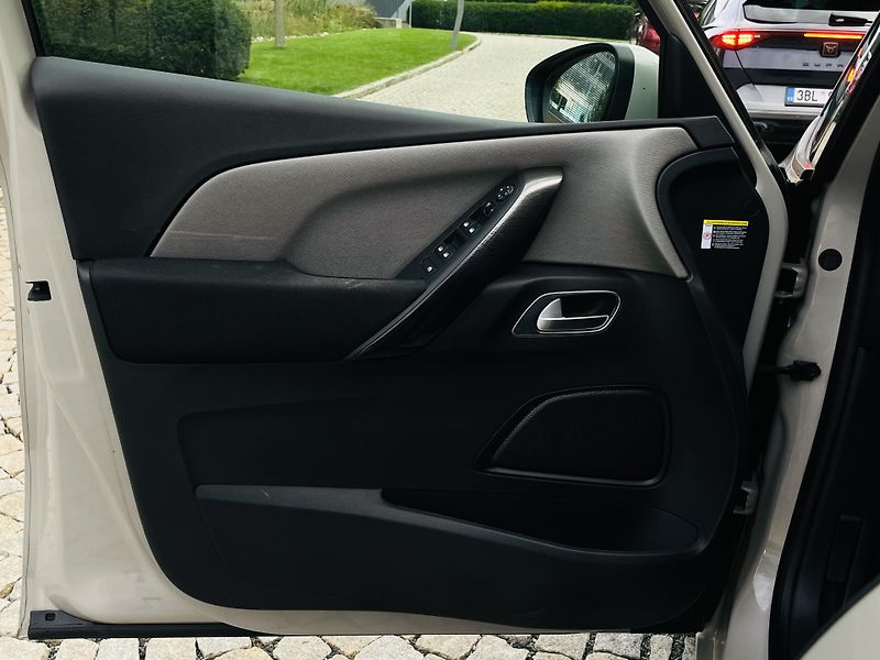 Citroën Grand C4 Picasso 2.0HDi MAN 7MÍST KAMERA TAŽNÉ - fotka 35 z 45