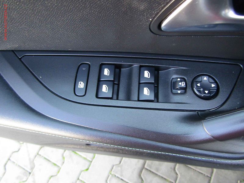 Peugeot 2008 (2021) 1.2 PT, ČR, LED - fotka 11 z 18