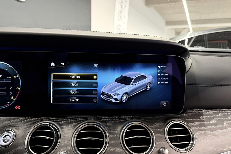 Mercedes-Benz Třídy E (2021) E 63s AMG 4Matic+ V8 Biturbo - fotka 93 z 124