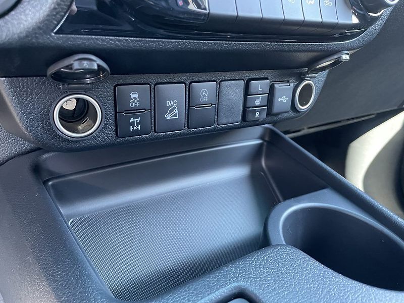 Toyota Hilux 2.8D Invincible ODBĚR 3/2027 - fotka 19 z 30