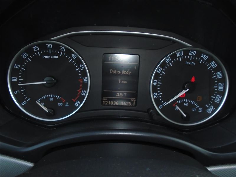Škoda Octavia 1,6 - fotka 24 z 25