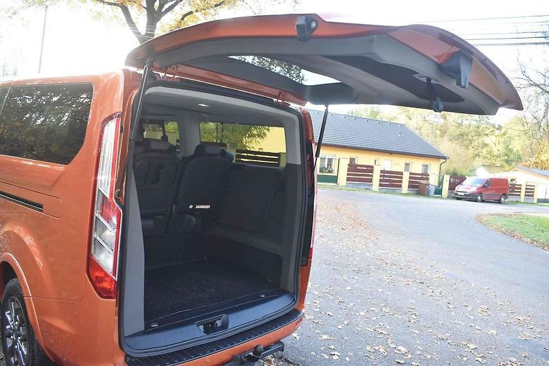 Ford Tourneo Custom je dobře jezdící vůz pro opravdu velké rodiny