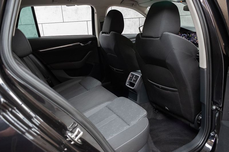 Škoda Octavia 2.0 TDI KAMERA*KESSY*ACC*DPH* - fotka 13 z 39