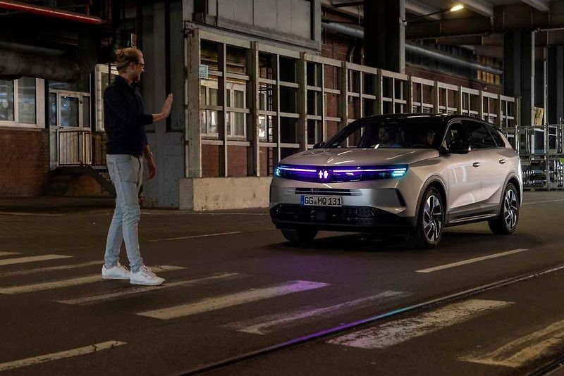 Jakmile Opel zastaví, světla svítí zeleně. Zelený panáček se objeví i na displeji řidiče.