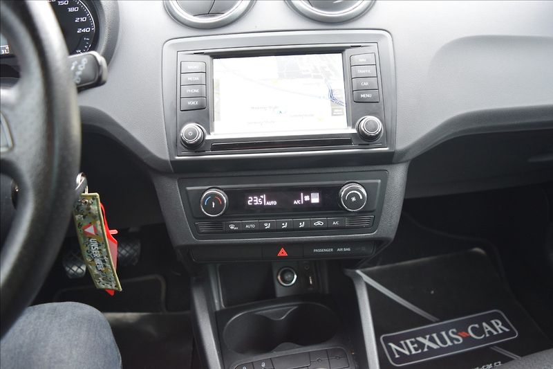 Seat Ibiza 1,2 i 66KW FR-LINE NÍZKÉ KM - fotka 28 z 39