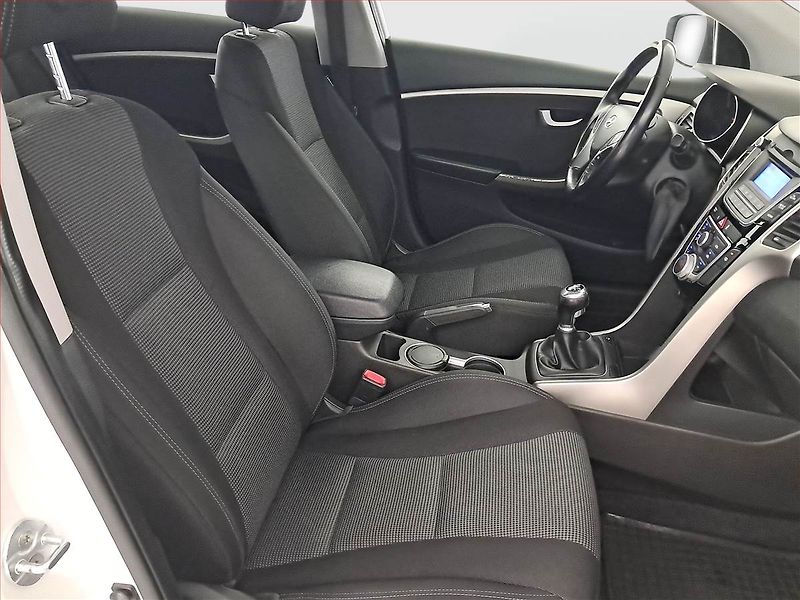 Hyundai i30 (2017) Trikolor 1.6 CRDi, Serv.kniha - fotka 9 z 17