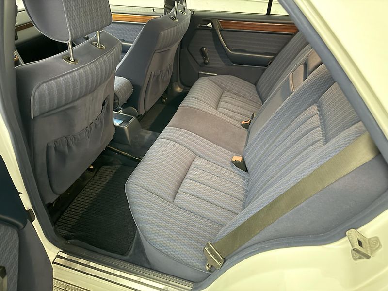 Mercedes-Benz Třídy E (1991) 2.3 , AT ,SERVIS DOLOŽEN! - fotka 20 z 34