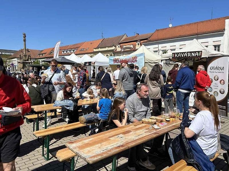 Kolonádu ovládla italská auta, na náměstí se dala ochutnat jihoevropská jídla.