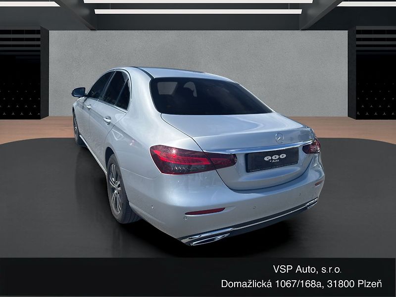 Mercedes-Benz Třídy E AVANTGARDE 220d 4MATIC - fotka 3 z 21