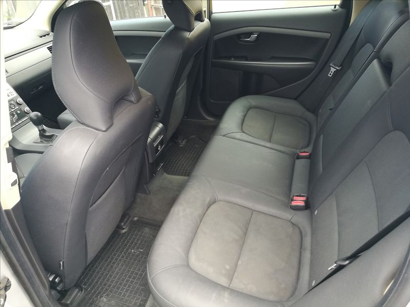 Volvo V70 2,4 D - fotka 11 z 17