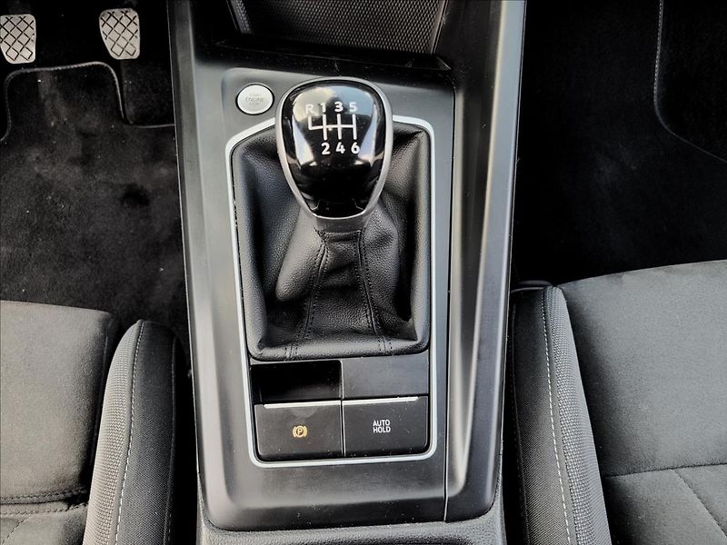 Volkswagen Golf 2,0 TDI,Life,navi,výhřev,klima - fotka 37 z 50