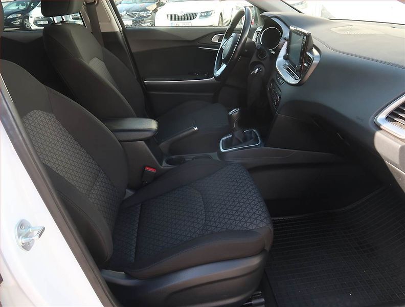 Kia Ceed (2023) 1.5 T-GDI, ČR,1.maj - fotka 9 z 20