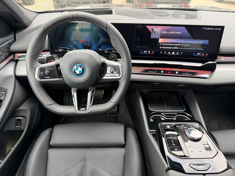 BMW Řada 5 550e xDrive Touring 08/2025 - fotka 16 z 29