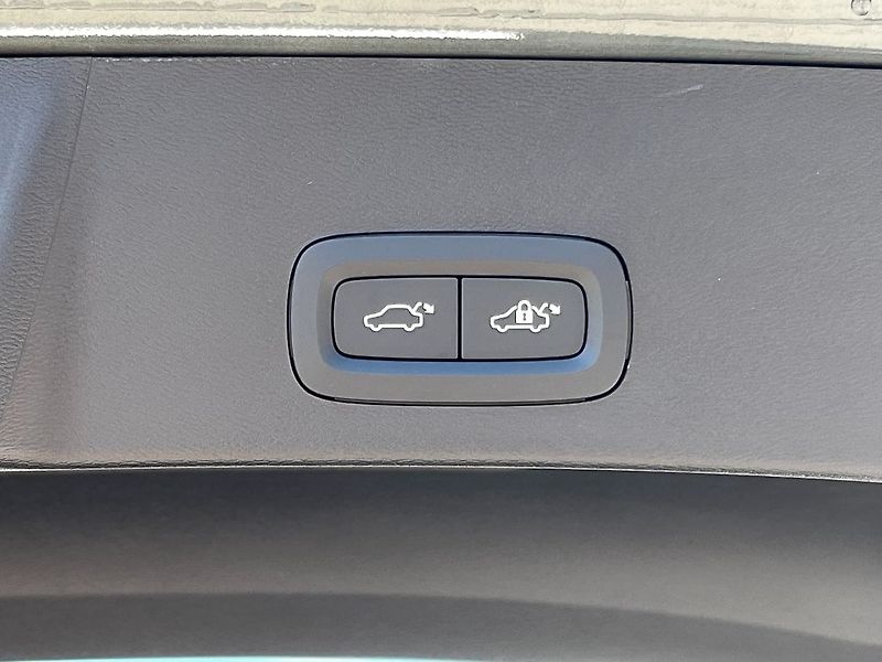 Volvo XC40 PLUS DARK B3 120kW - fotka 21 z 24