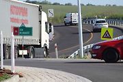 Provoz u rozestavěného úseku dálnice D55 u Bzence druhé květnové ráno 2025.
