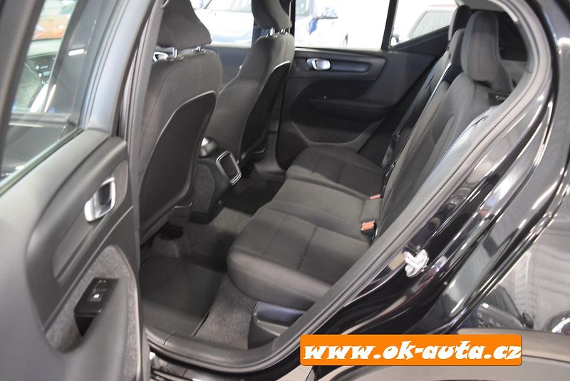 Volvo XC40 T2 MOMENTUM AUTOMAT-DPH - fotka 13 z 50