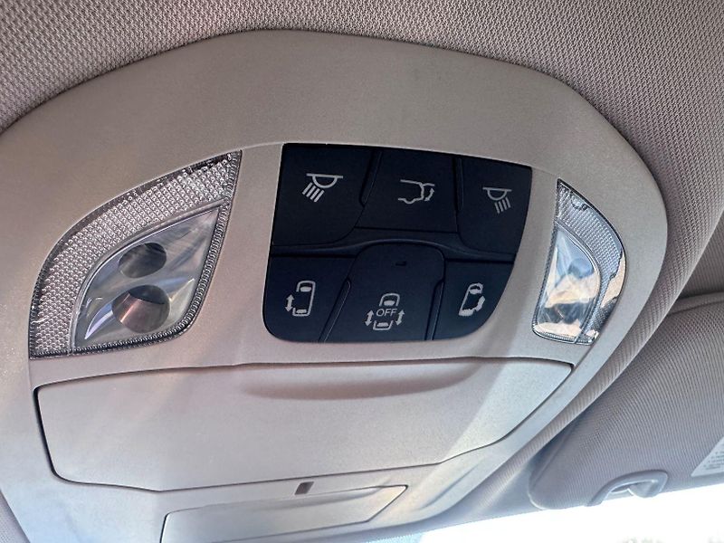 Chrysler Pacifica (2023) 3,6 Hybrid RU Radar Limit 2023 - fotka 20 z 20