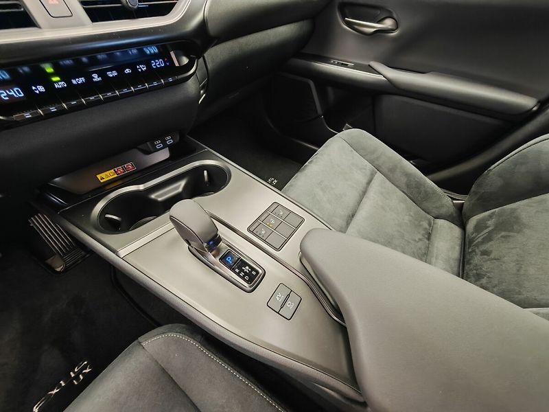 Lexus UX 300h Business TECH - fotka 15 z 36