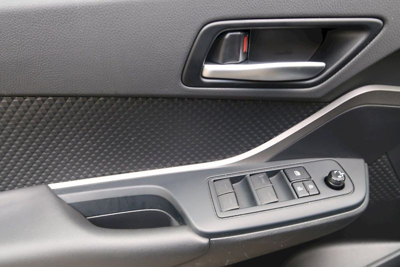 Toyota C-HR (2023) Comfort Business 1,8  Hybrid e - fotka 15 z 27